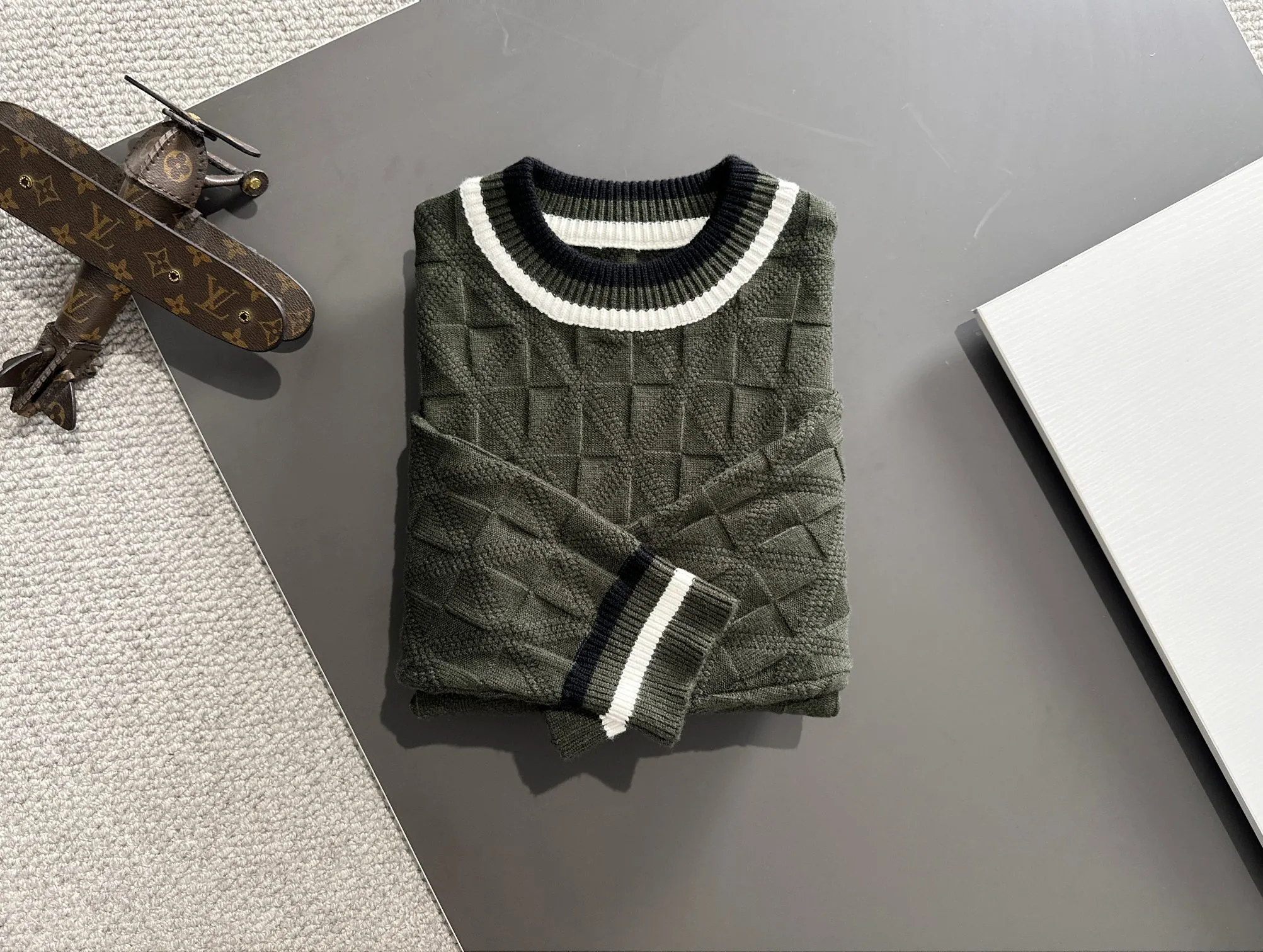 Next day shipping P360 Big Goose 2025 official website latest autumn and winter sweaters, popular models are on sale at the same time at the counter! Specially made of wool blended fabric. It feels comfortable and can be directly in contact with the skin. The logo badge is exquisitely embroidered, which is extremely eye-catching! The details highlight the fashionable charm of big brands. Exquisite workmanship. Three-dimensional cutting style. The wearing effect is invincible and handsome! All three standards are complete! Size: M-3XL